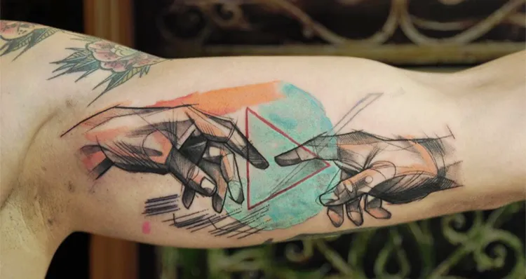 tatouage de peinture populaire avec deux mains qui sont en train de se toucher tendances tatouages 2022