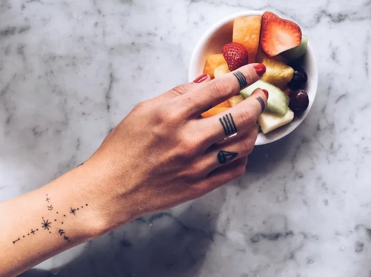 tatouage de star femme tatouée Caroline Receveur doigts poignée symboles