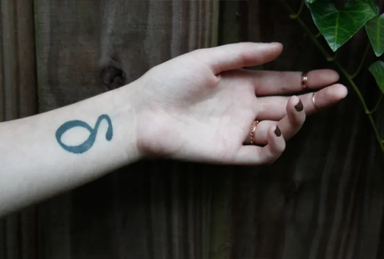 tatouage femme discret lettre delta minuscule intérieur poignet