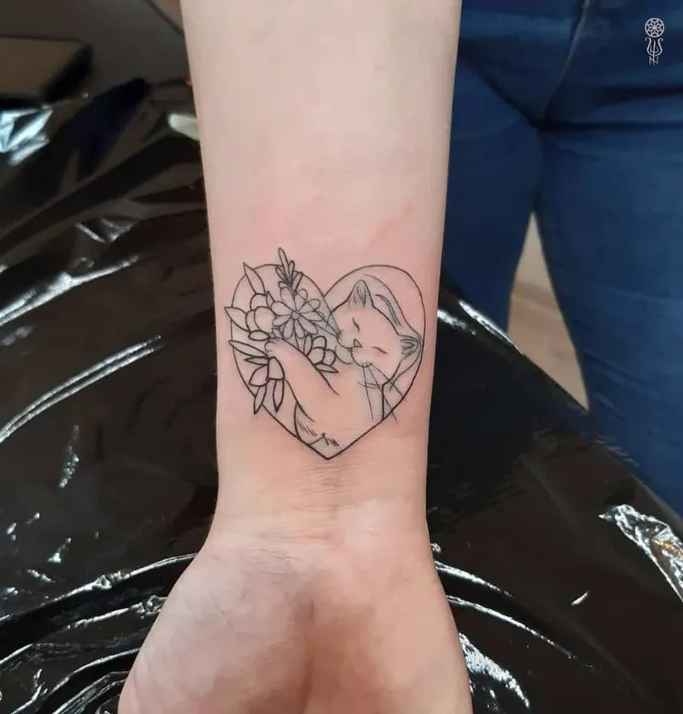 tatouage poignet femme discret chaton coeur fleurs symboles