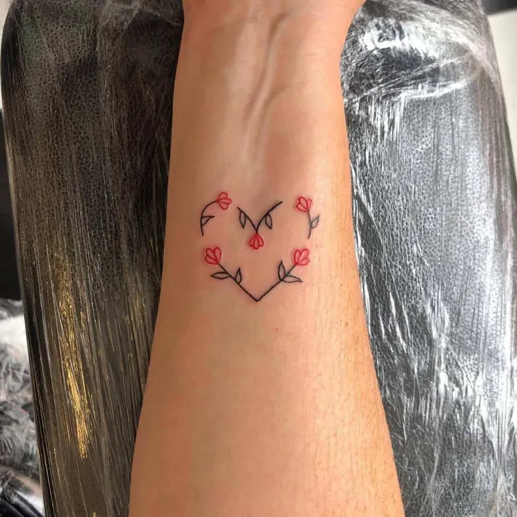 tatouage poignet femme discret coeur noir rouge fait fleurs