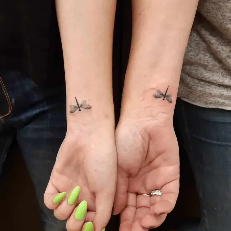 tatouage poignet femme discret copines meilleures amies libellules