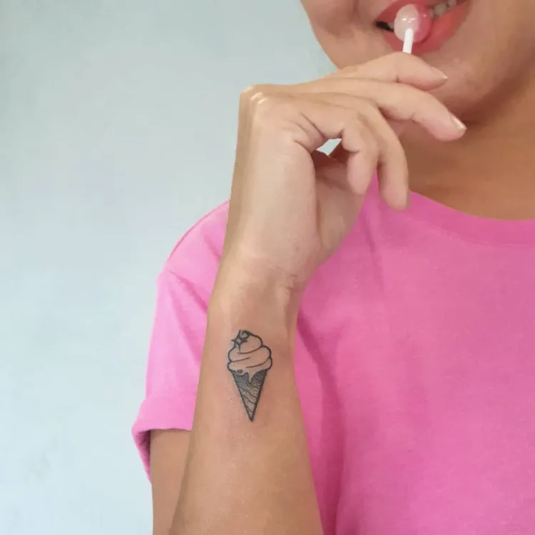 tatouage poignet femme discret cornet glace idée girly mignonne