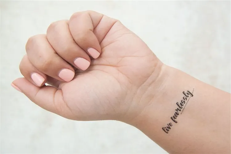 tatouage poignet femme discret écriture originale vivre sans peur