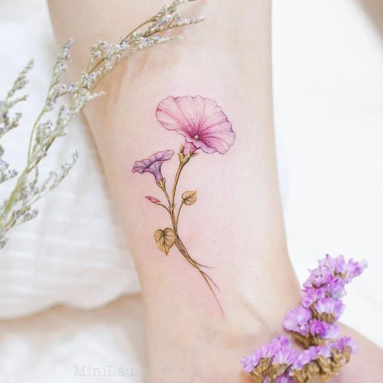 tatouage poignet femme discret élégant fleur réaliste tons tendres
