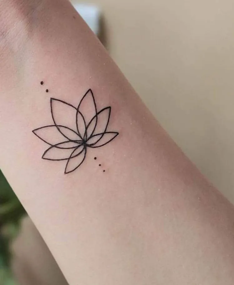tatouage poignet femme discret fleur de lotus style minimaliste