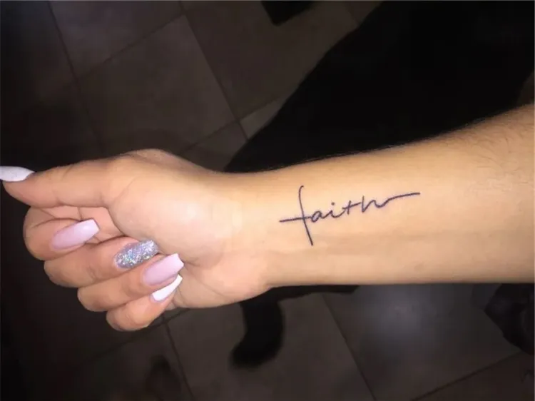 tatouage poignet femme discret mot faith police écriture originale