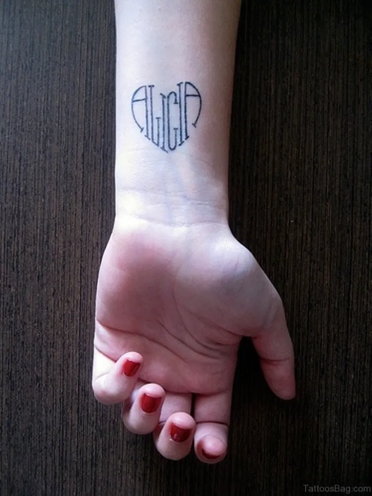 tatouage poignet femme discret nom alicia lettres forme coeur