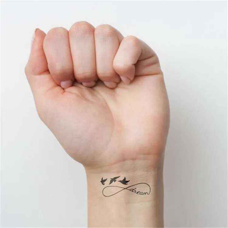 tatouage poignet femme discret symbole infinie oiseaux mot dream reve