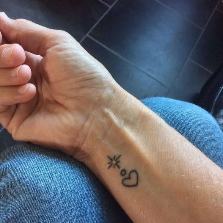 tatouage poignet femme discret symboles étoile coeur style minimaliste