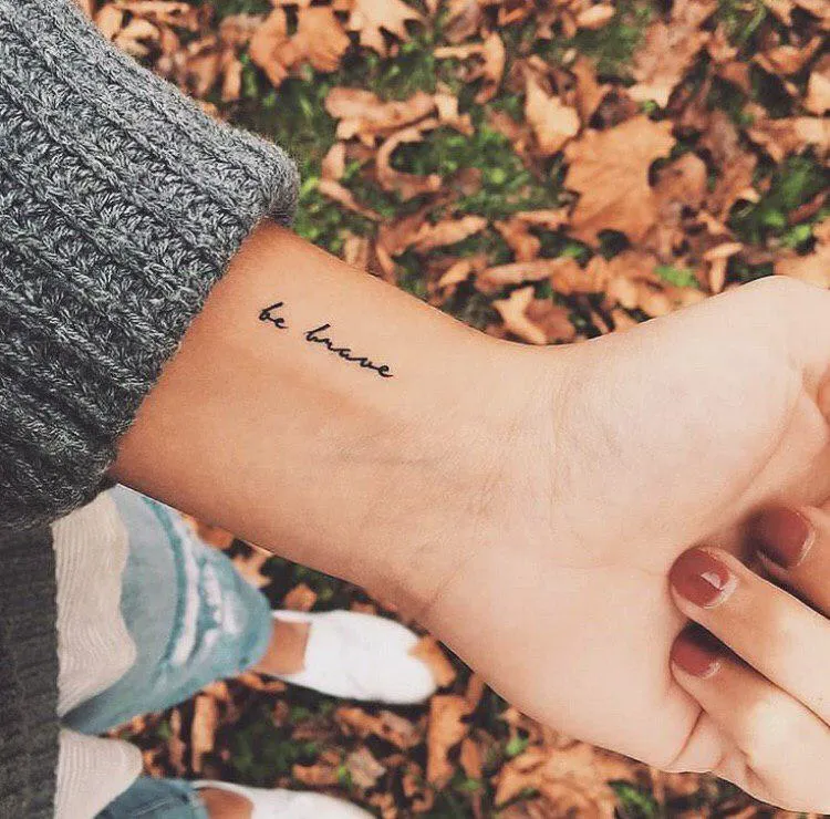 tatouage poignet femme écriture sois courageuse style écrit main