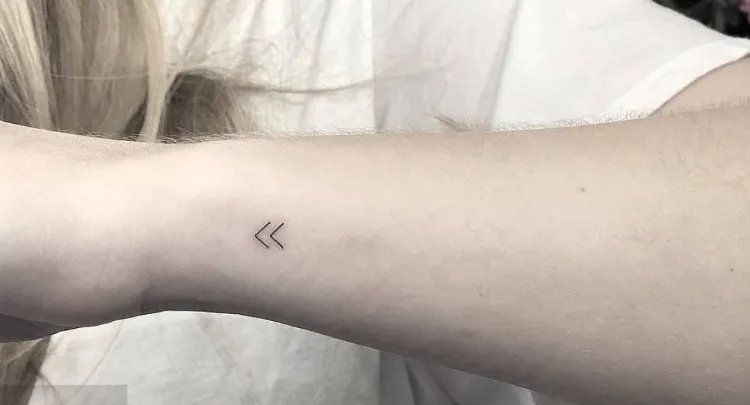 tatouage poignet femme style minimaliste runes chevrons lignes
