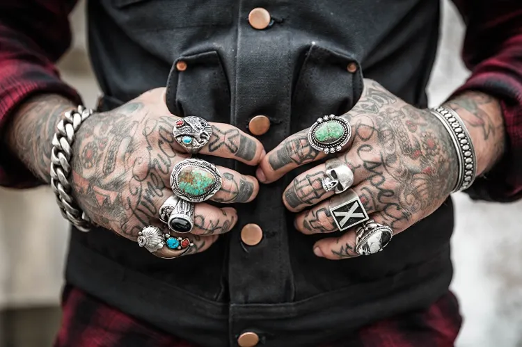 tatouage pour homme tendance sur la main 2022