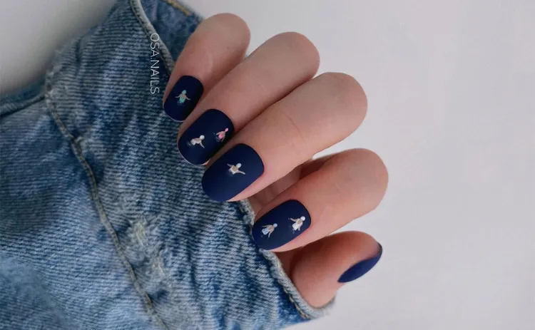 tendance ongles été 2022 manucure bleu foncé nail art dessins nageuses