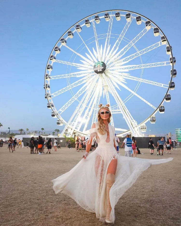 tenue coachella 2022 boheme Paris Hilton bijou cheveux