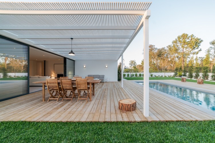 terrasse bois autour piscine aménagement extérieur tendance