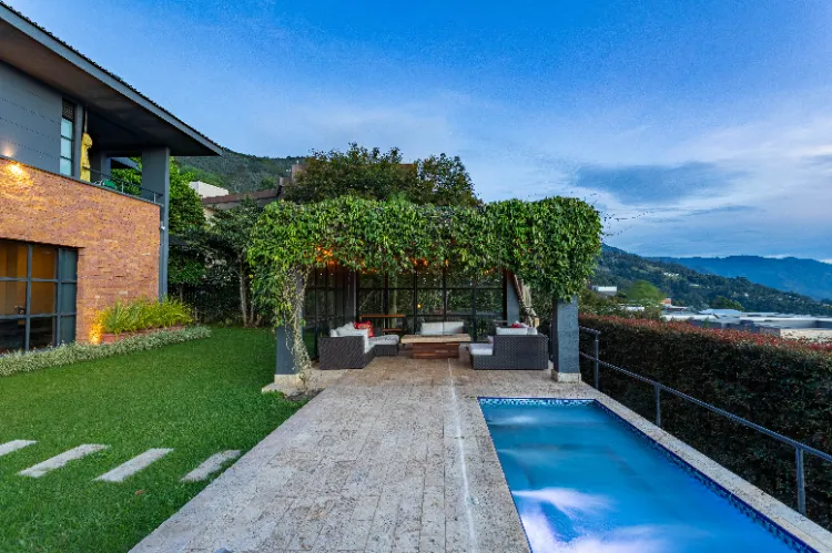 terrasse couverte avec piscine de style biophylic