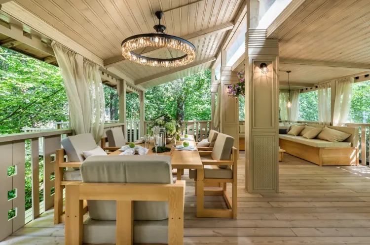 terrasse couverte bois moderne avec des rideau de type voilage