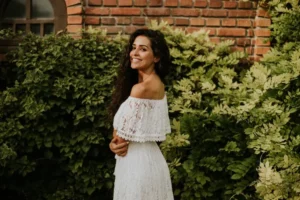 une robe blanche en dentelle en tant que tenue baptême pour la mère ou la marraine