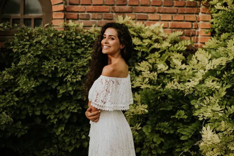 une robe blanche en dentelle en tant que tenue baptême pour la mère ou la marraine