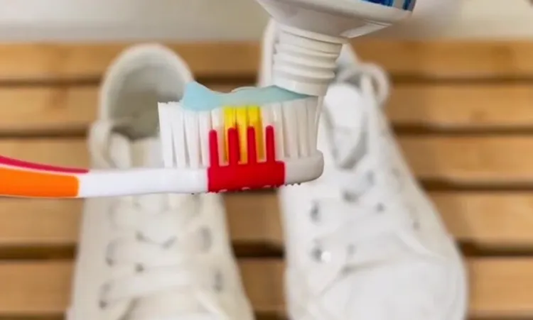 utiliser du dentifrice pour nettoyer vos baskets blanches