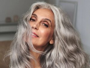 Entretenir ses cheveux gris naturellement