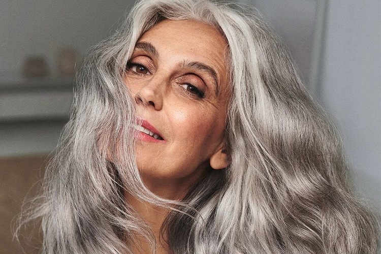 Entretenir ses cheveux gris naturellement