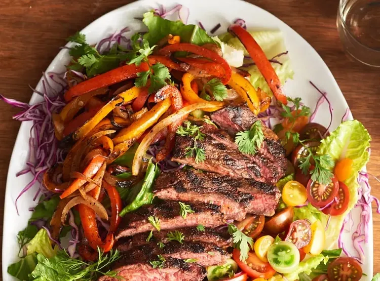 Salade chaude de steak Fajita recette barbecue salade d'été en plat principal