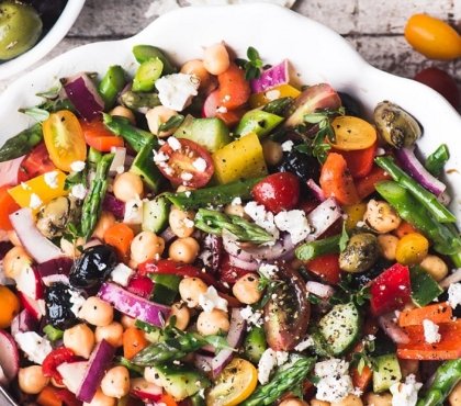 Salade d'été de pois chiches et de légumes frais en plat principal