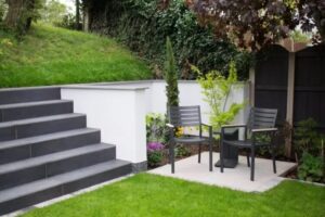 aménagement jardin en pente raide moderne mini terrasse petit coin détente