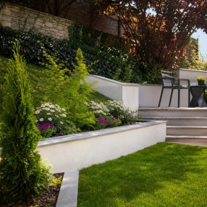 aménagement jardin en pente raide moderne mini terrasse petit coin détente
