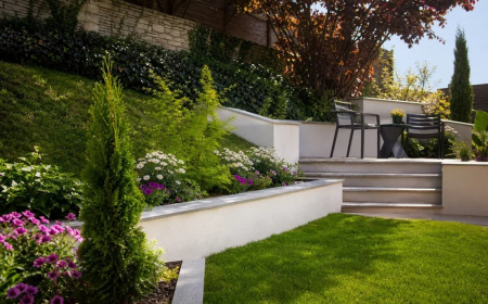aménagement jardin en pente raide moderne mini terrasse petit coin détente
