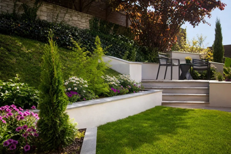 aménagement jardin en pente raide moderne mini terrasse petit coin détente