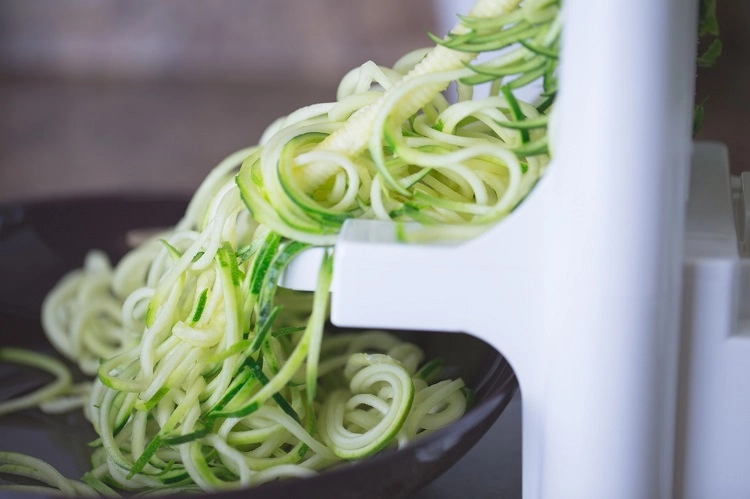 device for cutting zucchini into spaghetti