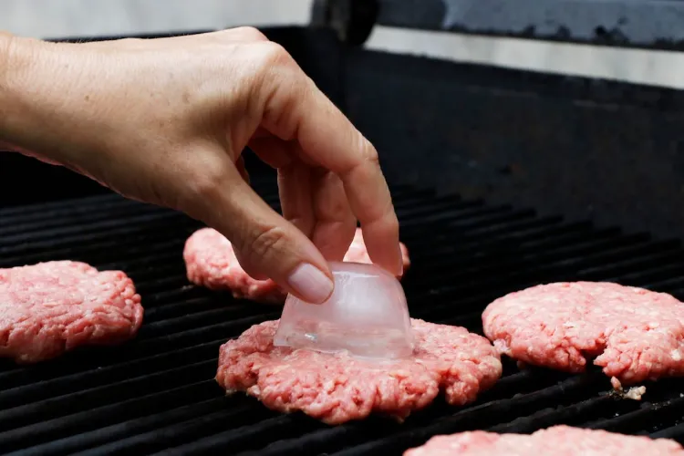 astuce ultime mettre des glaçons sur la viande au barbecue 2022