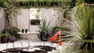 brise-vue de jardin accrocher vieilles cadres photo serviront jardinières
