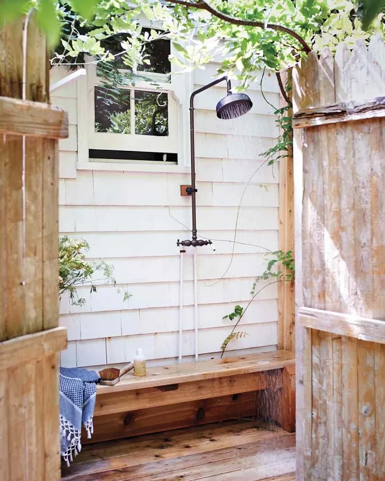 cabine de douche extérieure en bois