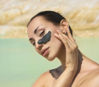 charbon végétal détox peau gommage doux charbon actif éliminer débris profonds pores