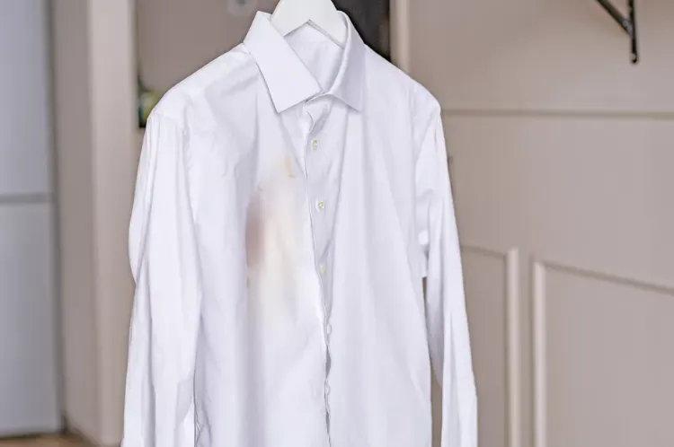 chemise blanche jaunie eau de javel au col sous les bras