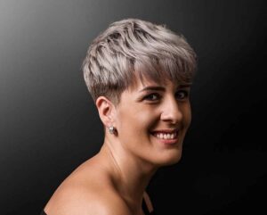 cheveux gris cendré coupe courte avec undercut