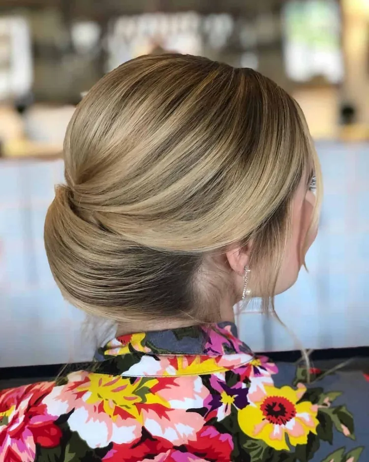 Elegant short hair updos are easy to do in summer to show elegance