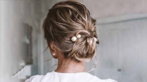 chignons cheveux courts chics faciles pice avec perles mariage