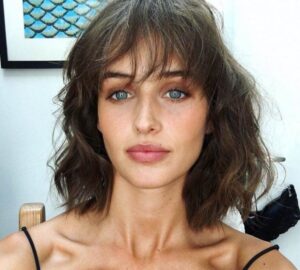 coiffure frange cheveux bouclé tendance été 2022 frange longue effilée