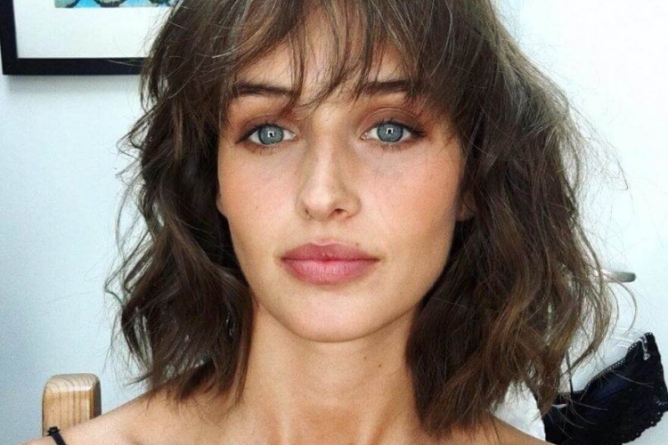 coiffure frange cheveux bouclé tendance été 2022 frange longue effilée