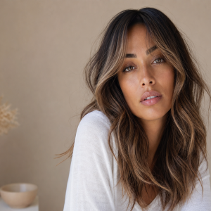 Coupe de cheveux tendance été 2022, longs ondulés avec frange rideau et balayage miel