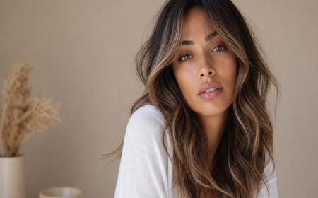 Coupe de cheveux tendance été 2022, longs ondulés avec frange rideau et balayage miel