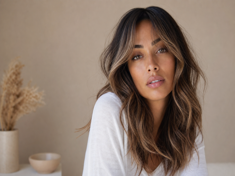 Coupe de cheveux tendance été 2022, longs ondulés avec frange rideau et balayage miel