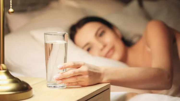 comment bien dormir pendant une nuit chaude boire eau avant coucher bonne idée