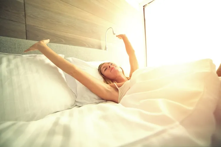 comment bien dormir pendant une nuit chaude envelopper drap humide bol glaçons ventilateur