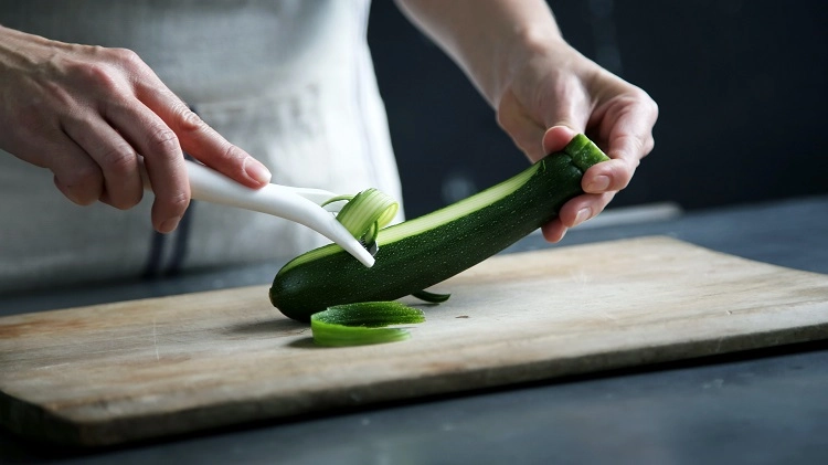 how to cut zucchini into tagliatelle
